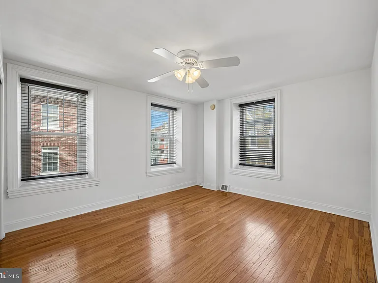 447 Dupont St — Photo 13