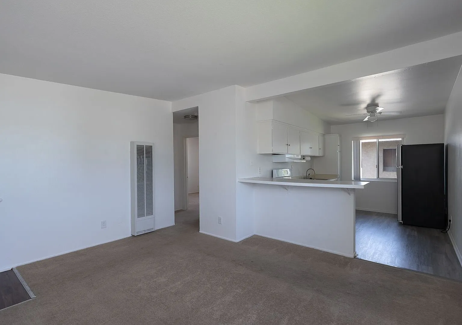 2 Bedroom + 1 Bathroom Apartment | Oxnard Shores | Unfurnished — Photo 4