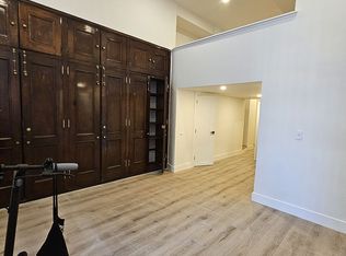 579 3rd Ave #1, New York, NY 10016