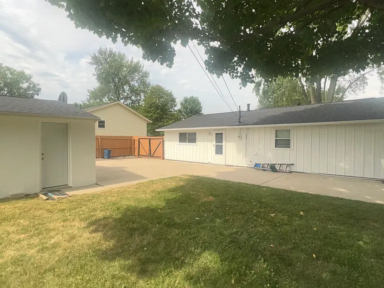 408 Banbury Dr — Photo 13
