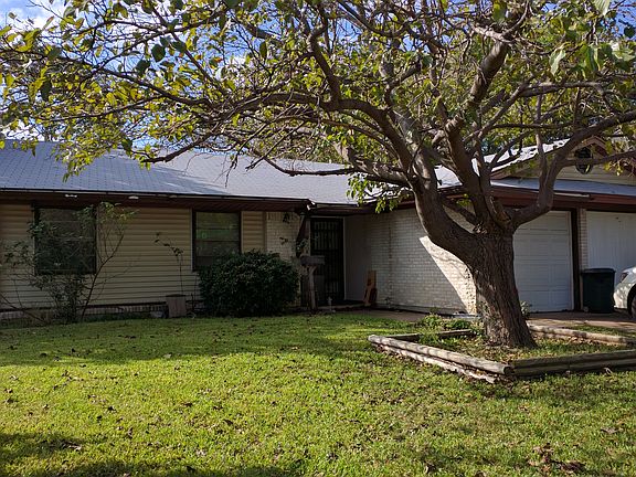 2nd image of 401 Hawthorne Ln