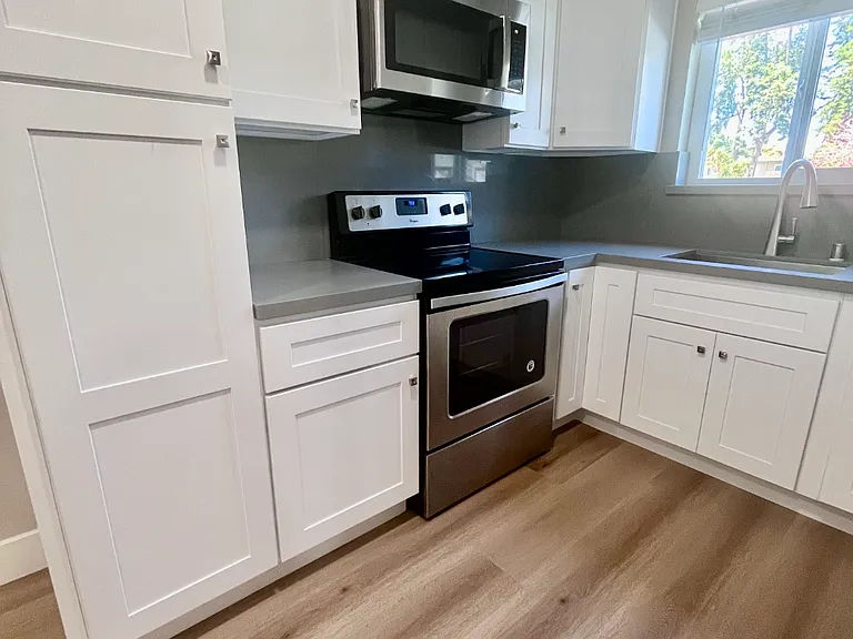 982 Ravenscourt Ave #3 — Photo 2