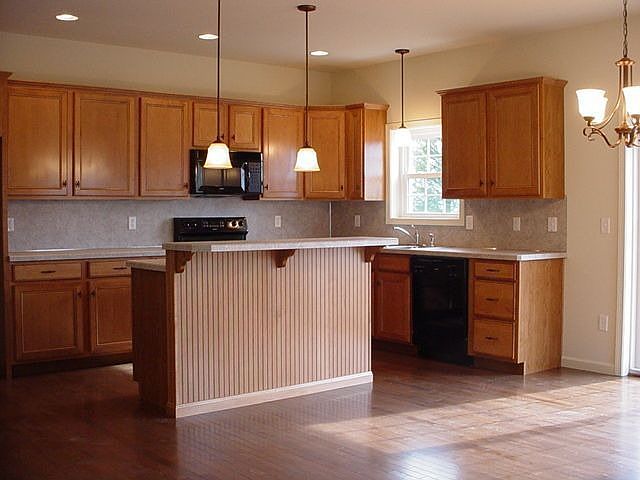 Maple Cabinets & Upgraded Light Fixtures