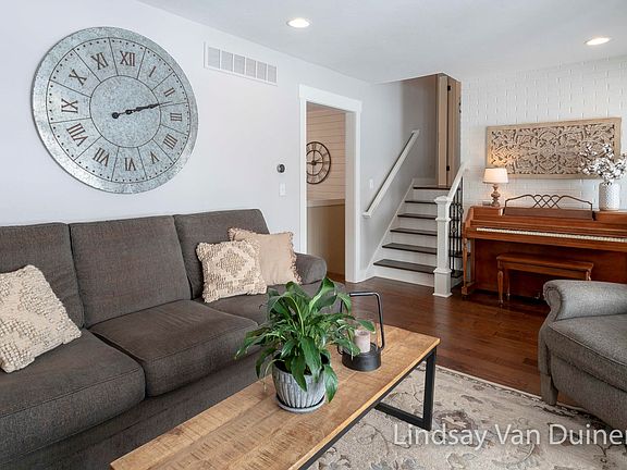 5th image of 1651 Barry St