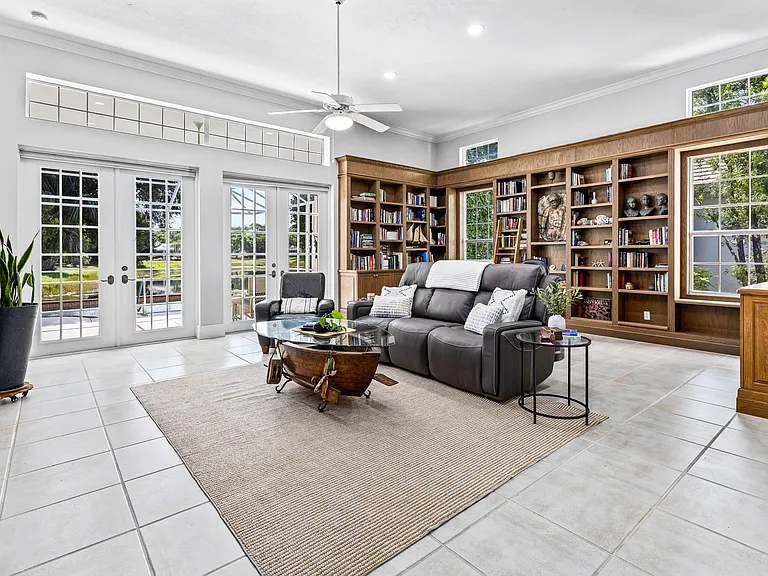 7105 Victoria Cir — Photo 4