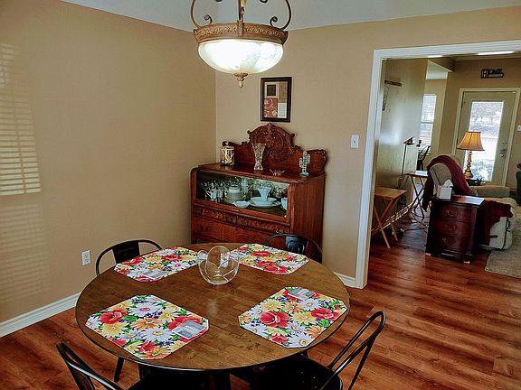 dining room w/ round table