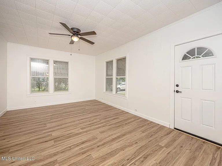 4406 Richard St — Photo 7