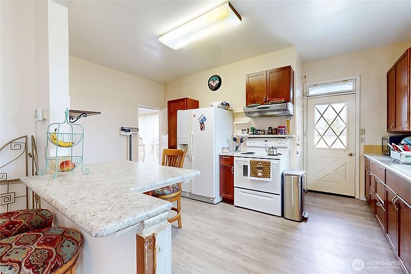 5th image of 1014 W Chestnut