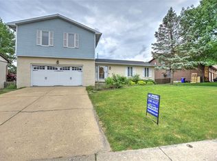 3646 N Woodridge Dr, Decatur, IL 62526