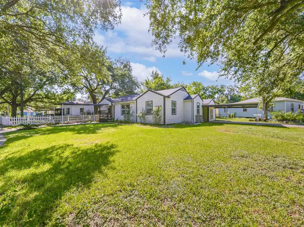 1102 W Hart Ave, Pasadena, TX 77506