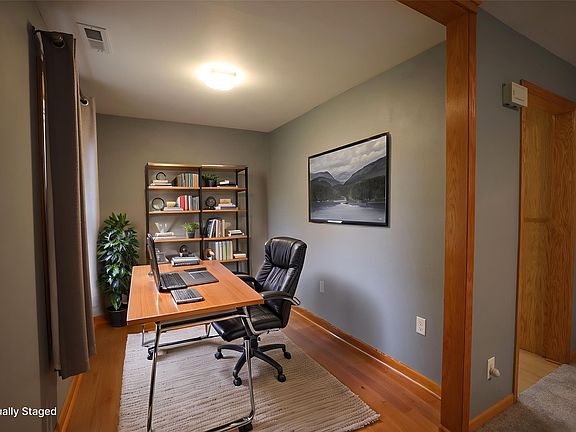 5th image of 302 Worth St