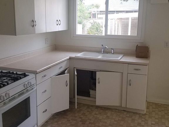 2nd image of 3179 Strathmore Dr
