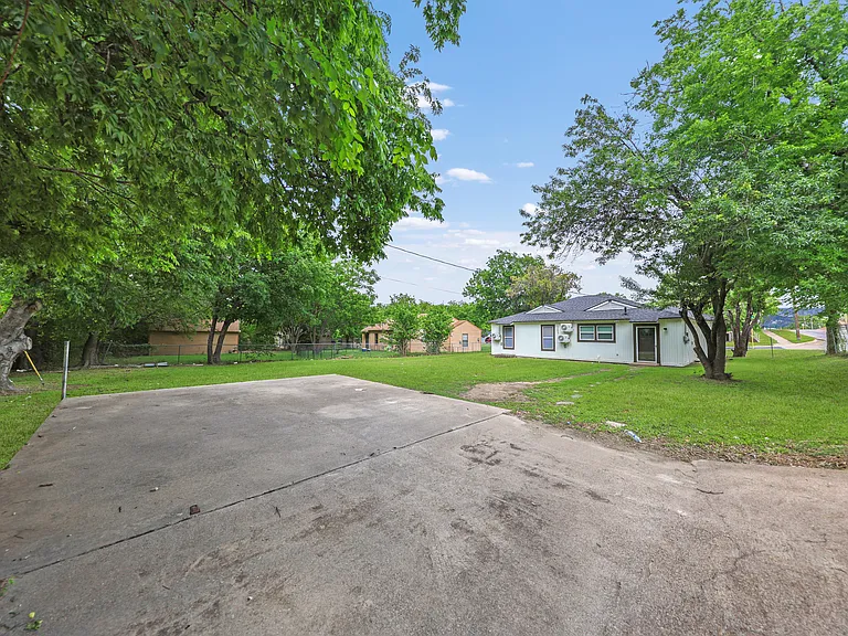 913 Estelle Ave — Photo 20