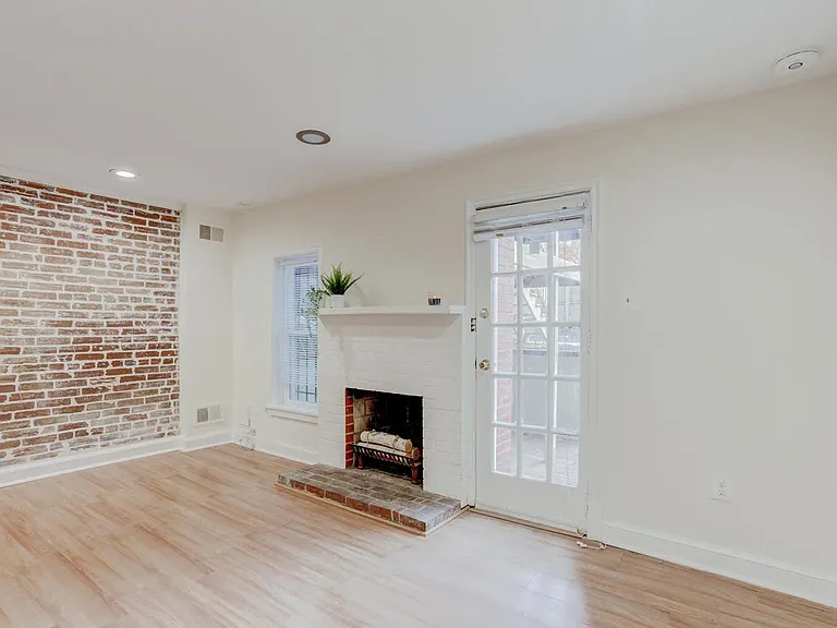 615 10th St NE #B — Photo 1