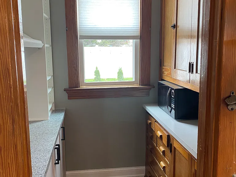614 W 11th St — Photo 11