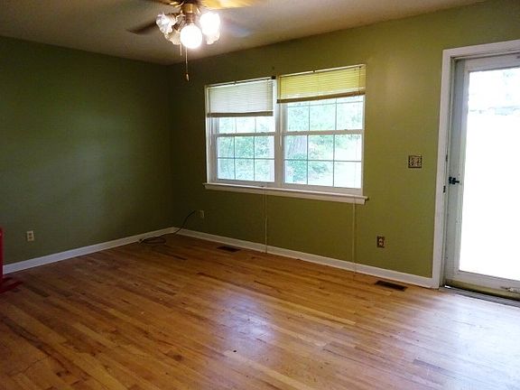 3rd image of 3572 Crawford Dr SE
