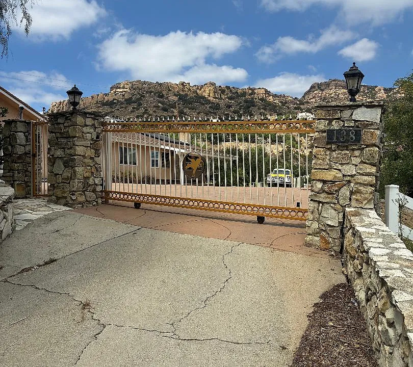 138 Rollins Rd