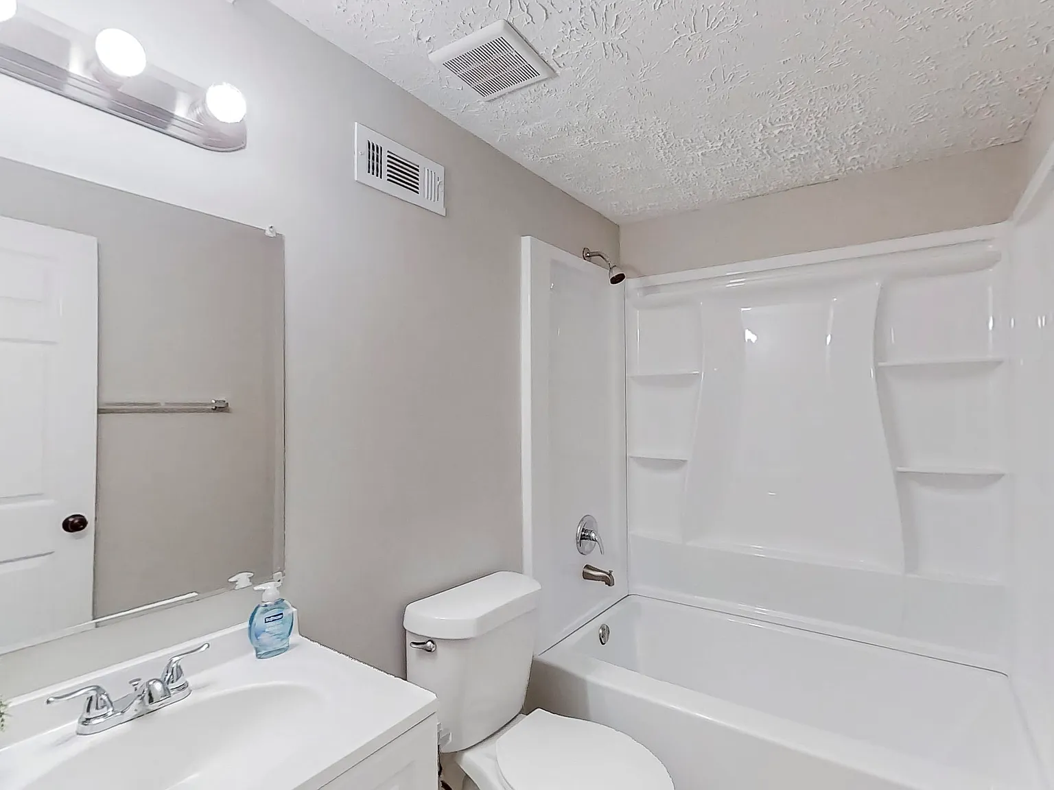 4 bed, 2.0 bath, 2050 sqft, $663 — Photo 3