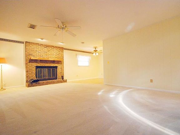 3rd image of 905 Helena Dr
