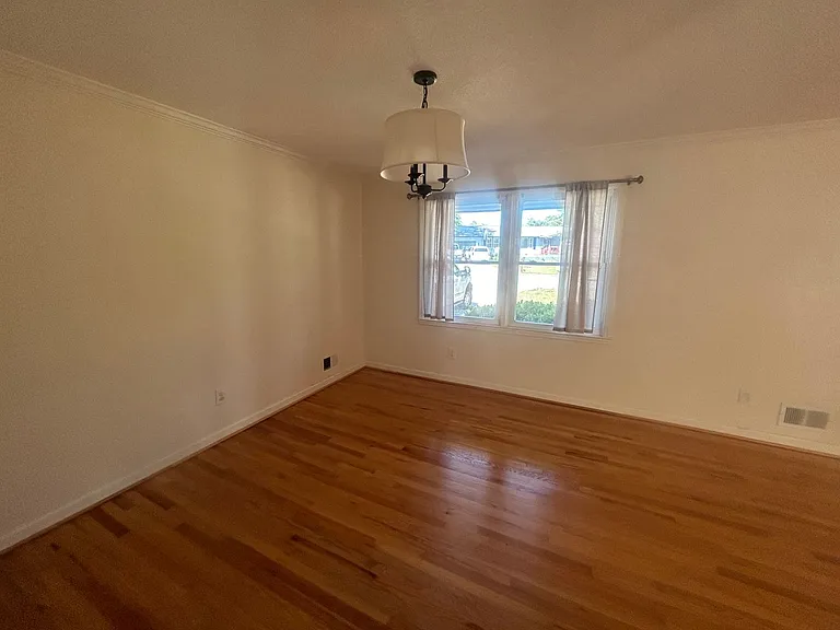 1015 Walters Ln — Photo 7