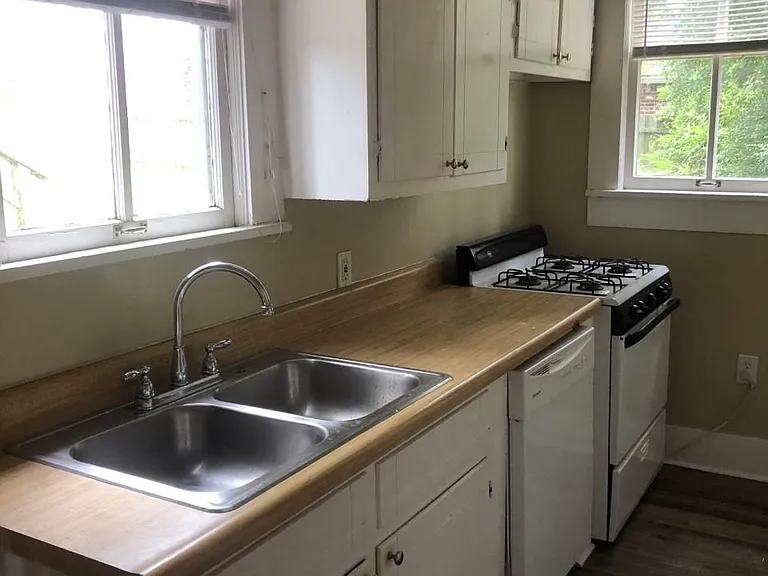 910 Jefferson St — Photo 3