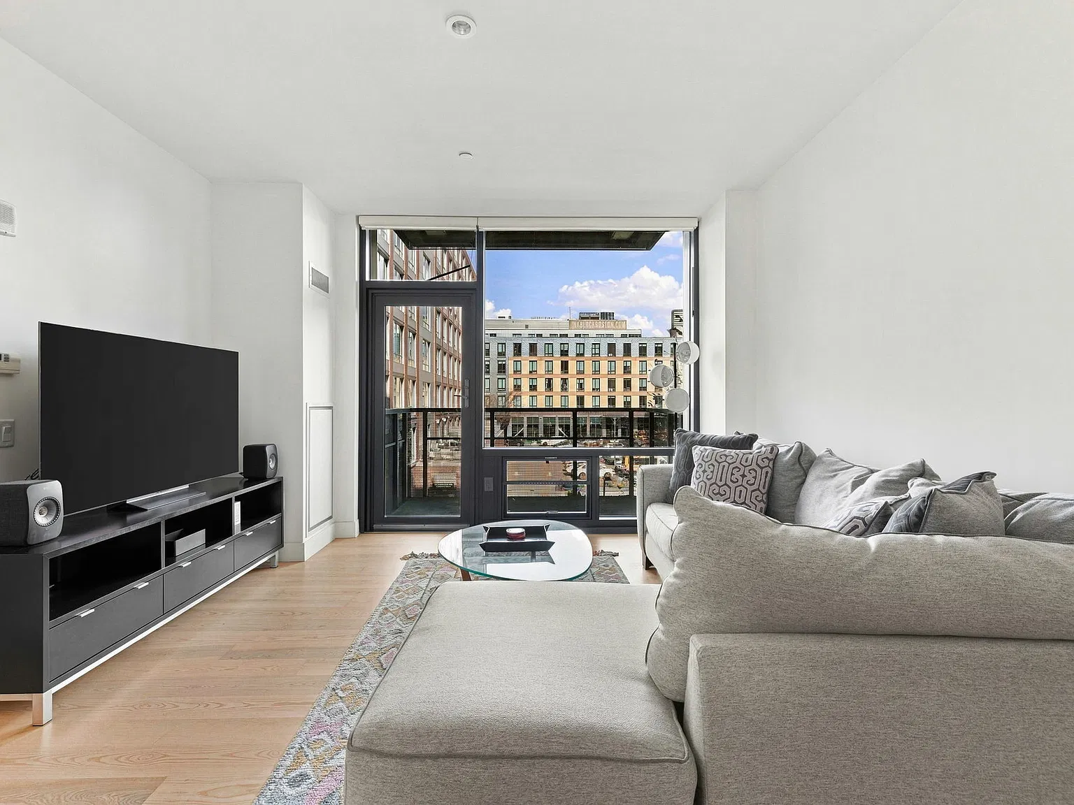 1 bed, 1.0 bath, 712 sqft, $3,950 — Photo 3