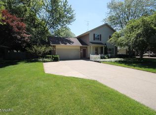 7520 Windgate Dr, Jenison, MI 49428