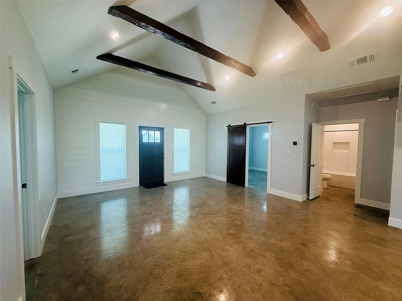 3 bed, 2.0 bath, 1300 sqft, $1,800 — Photo 2