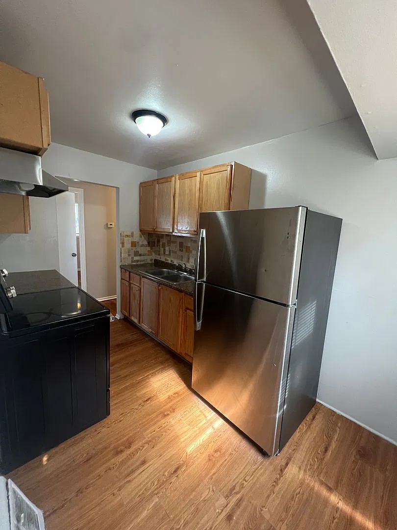 Beautiful! 3 bed 1 bath home with easy to clean hardwood. Clean and Bright! Rent Today — Photo 3