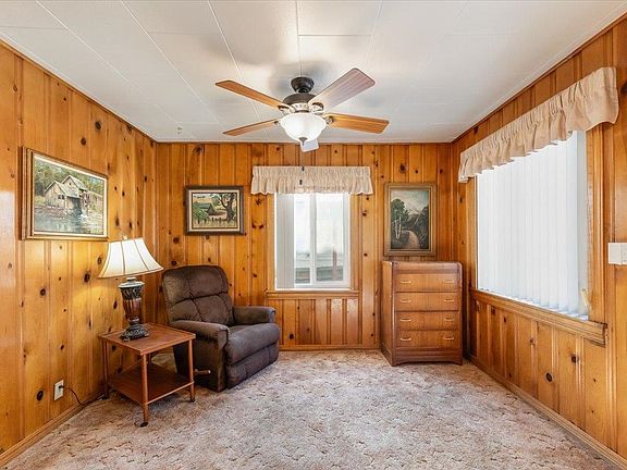 4th image of 372 Walnut St