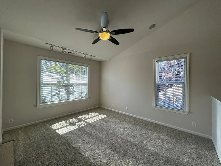 Exceptionally Spacious and Modernized 2x2 Townhouse w/Garage and Washer/Dryer Hookups! — Photo 16