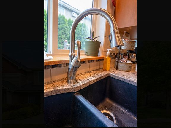 3rd image of 1665 Cirque Ln
