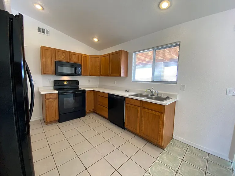 6582 W Hershey Way — Photo 10