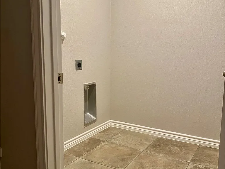 7729 Pruet Dr — Photo 15