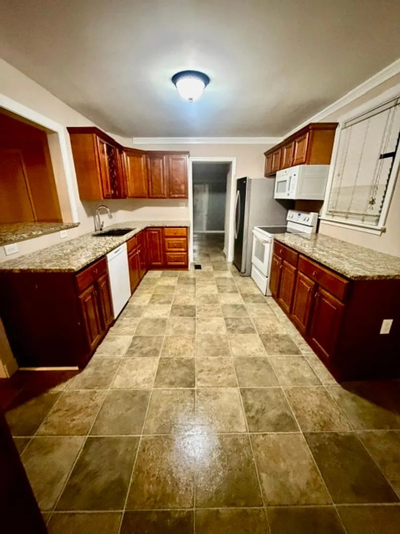 4 Bedroom Rental Rental in Nottingham! — Photo 2