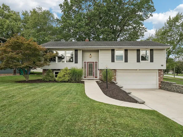 5750 Skyline Dr, Seven Hills, OH 44131