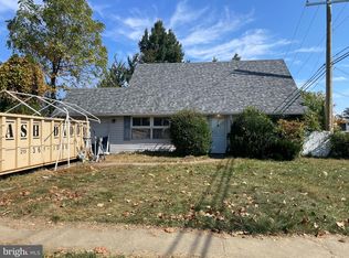 6 Maroon Rd, Levittown, PA 19056