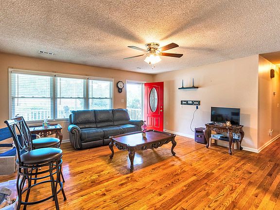 3rd image of 424 Edgewater Dr