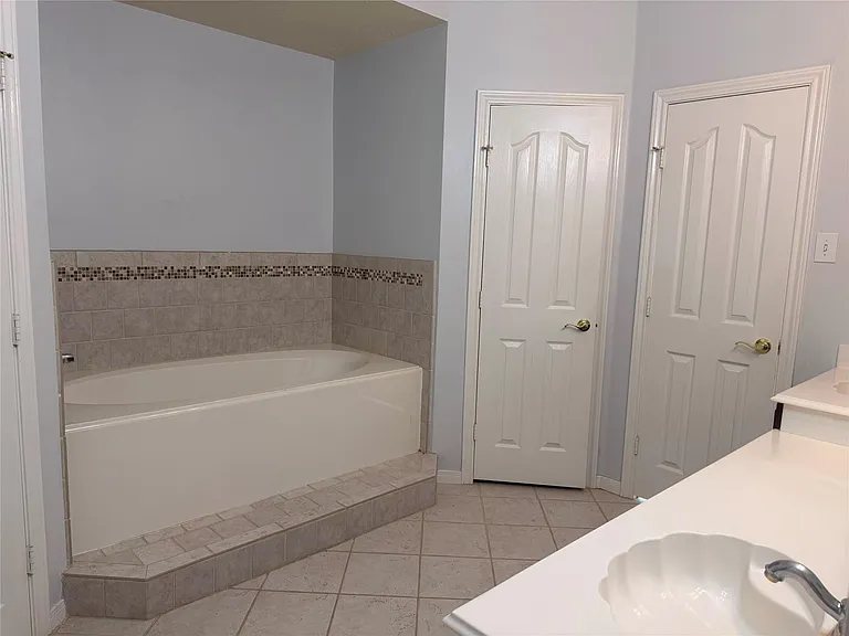11308 Madison Ct — Photo 12