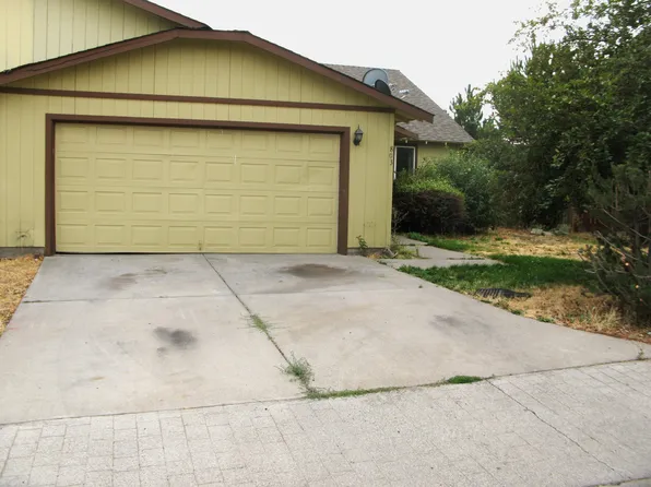 803 SE Kierra Pl, Madras, OR 97741