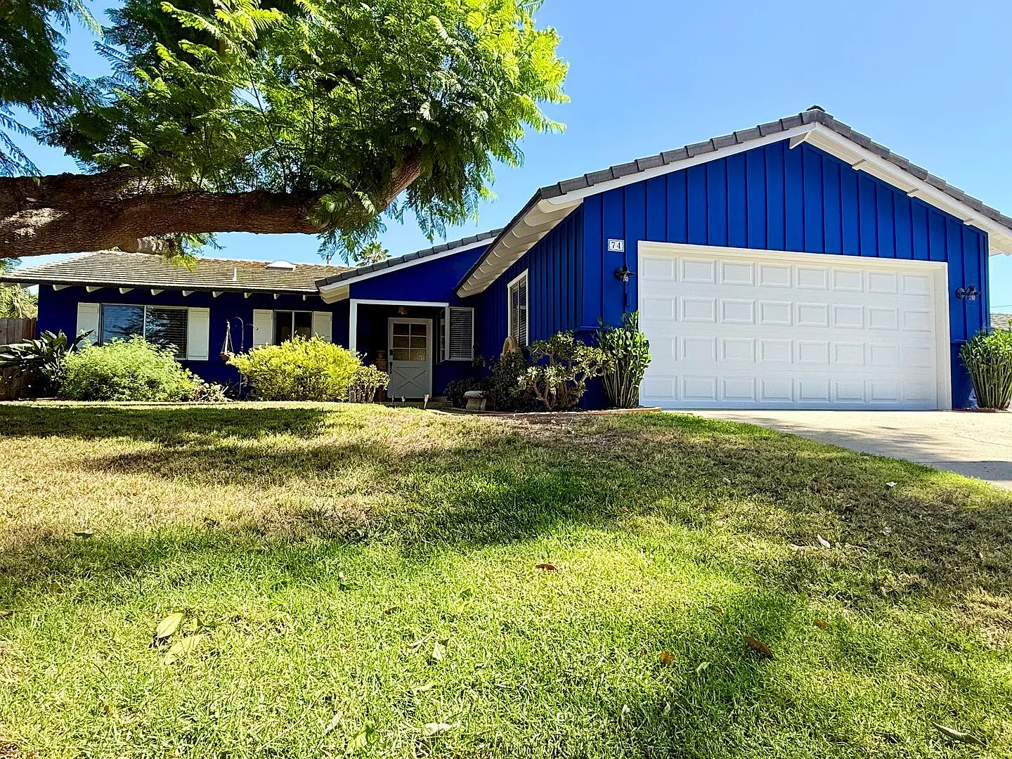 Cheerful Coastal Blue 4-Bedroom Home with A/C & Large Backyard — Photo 1