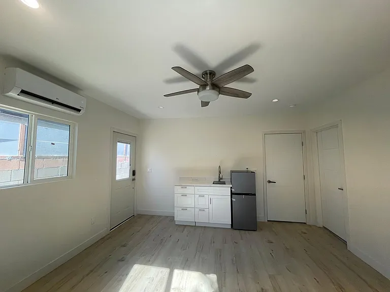 7746 Encino Ave — Photo 8