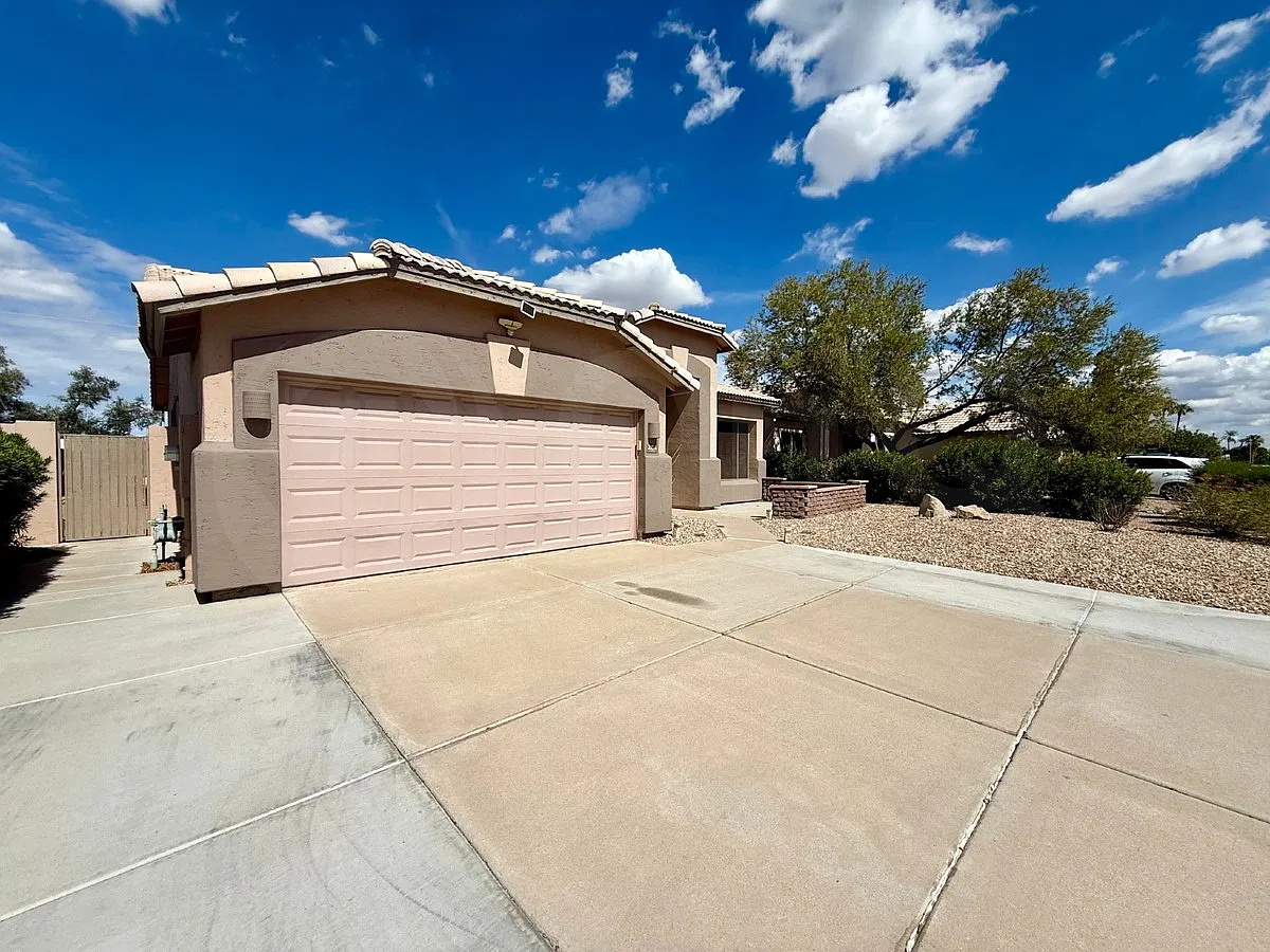 4 bed, 2.0 bath, 1848 sqft, $2,600 — Photo 2