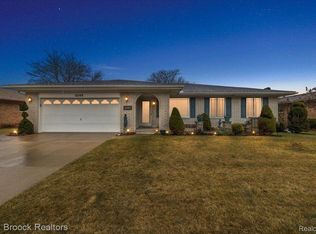 6288 Crescent Way Dr, Troy, MI 48085