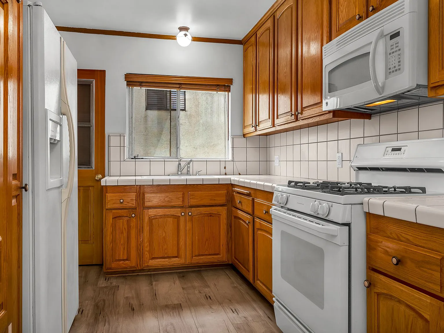 2 bed, 1000 sqft, $2,680 — Photo 3