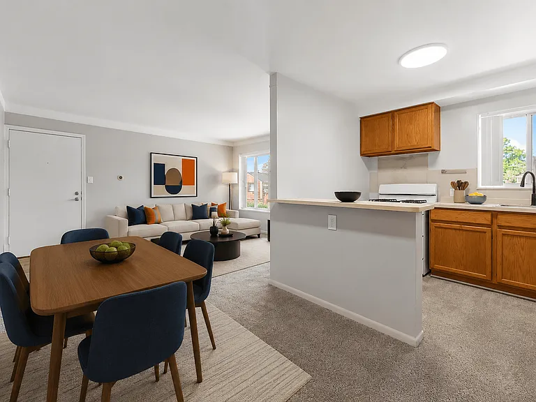 Oak Park Manor Apartments & Townhomes — Photo 43
