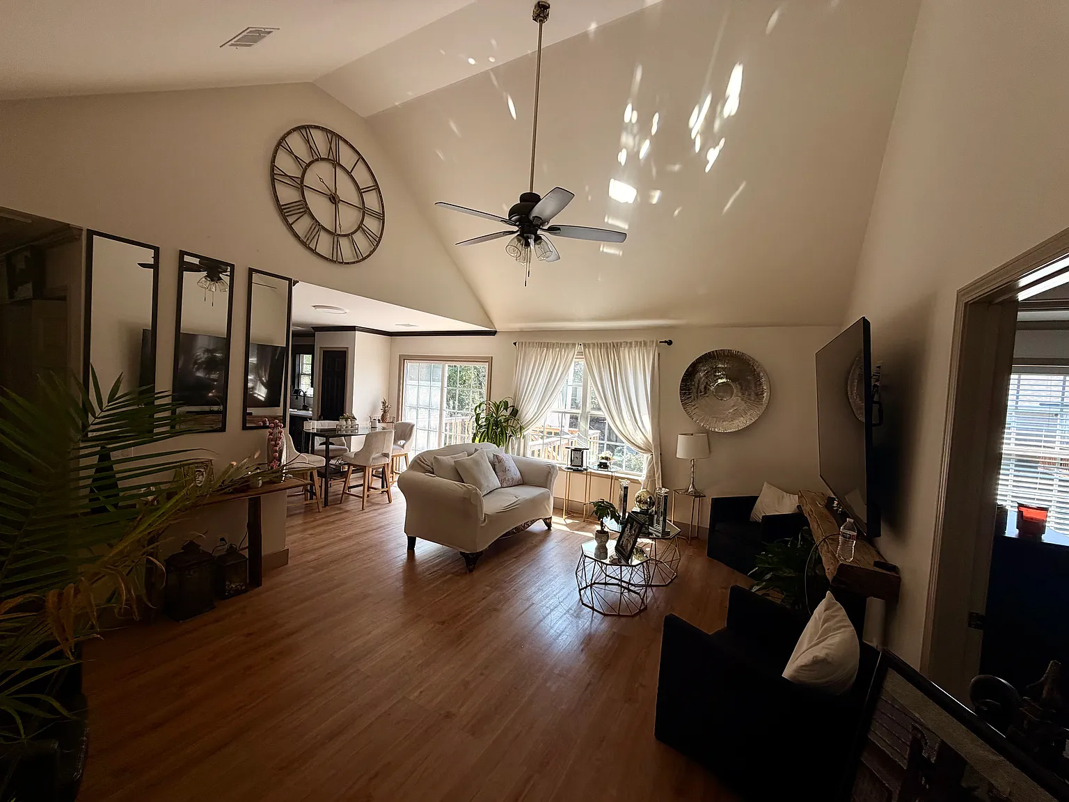 5 bed, 1979 sqft, $2,695 — Photo 2