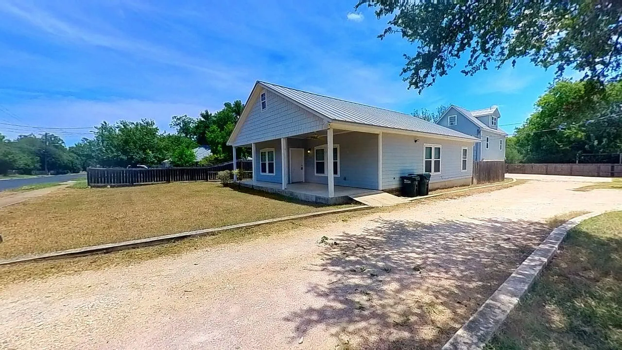 3 bed, 1338 sqft, $1,800 — Photo 1
