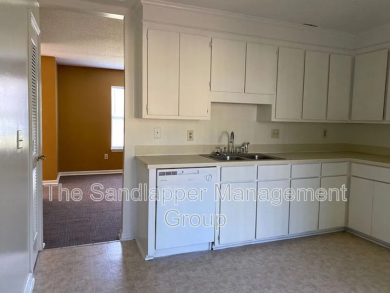 3 bed, 1.5 bath, 1210 sqft, $1,900 — Photo 2