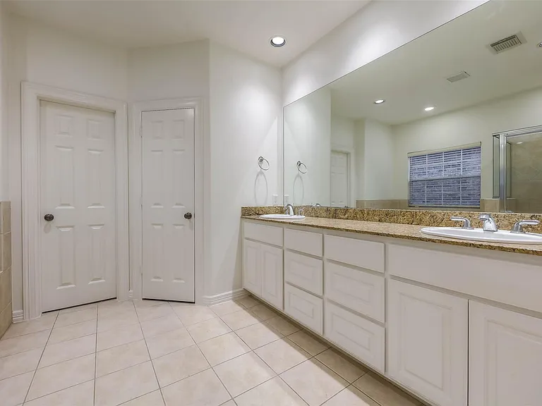 13647 Brookbluff Ln — Photo 32